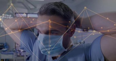 Tıbbi profesyonel maske kayışları kaldırma ve ameliyata hazırlanırken ağ kaplamasını başlatma. Sağlık, cerrahi, tıbbi, yenilik, teknoloji, profesyonel, kısır