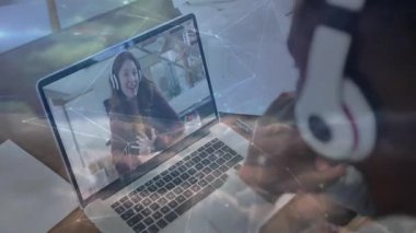 Uzaktan çalışan, yüzen bulut grafikleri kullanarak ekip liderliği projesiyle laptop aramasına başlıyor. İşbirliği, uzaktan kumanda, teknoloji, iletişim, dijital, profesyonel, çalışma alanı