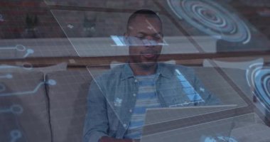 Animasyon arayüzü dizüstü bilgisayarda görünüyor. Önde gelen teknoloji uzmanı verileri yazıyor ve analiz ediyor. Gelecekçi, yenilikçi, bağlantı, çalışma alanı, modern, konsantrasyon, teknoloji