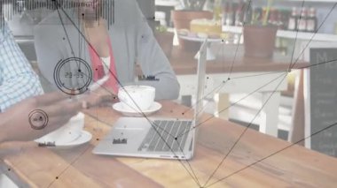 İş arkadaşları kafeteryada akıllı telefon uzatıyor ve dizüstü bilgisayarla proje tartışıyorlar. İşbirliği, takım çalışması, modern, profesyonel, sıradan, yenilik, beyin fırtınası.