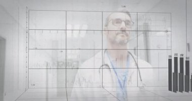 Doktor yürüme koridoru 3 boyutlu ızgarayı etkinleştiriyor. Hayati göstergeler yükseliyor. Hemşire pano yazıyor. Tıbbi, sağlık, teknoloji, yenilik, teşhis, profesyonel, klinik