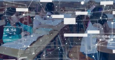 Sınıfta ders kitaplarını üstüste koyan ağ görselleri ve kodları sıralarken altı öğrenci not alıyor. Eğitim, takım çalışması, dijital, teknoloji, sınıf, yenilik, öğrenim