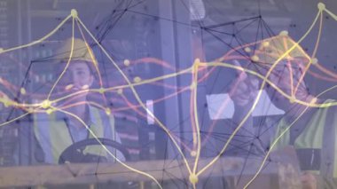 Denetleyici tıkırtı tableti ve operatör, inşaat alanında verileri animasyon grafik örtüsüyle değiş tokuş ediyor. Sanayi, takım çalışması, teknoloji, güvenlik, görselleştirme, işbirliği, inşaat