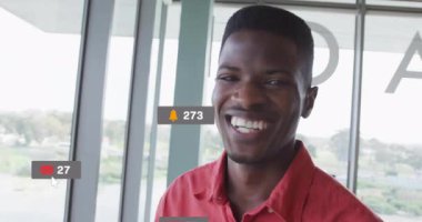 Erkek sunucu, artan pazarlama faaliyetlerini takip eden sosyal ikonları etkinleştiren kameraya doğru dönüyor. Teknoloji, katılım, analitik, dijital, modern, profesyonel, iletişim