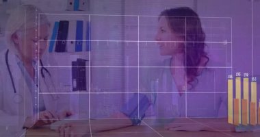 Doktor tansiyon aletini şişirirken hasta da telgraf ve çıta çizelgeleriyle gözlemliyor. Tıbbi, sağlık, görselleştirme, analiz, teşhis, dijital, profesyonel