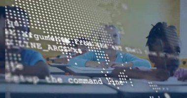 Sınıfta oturan altı sınıf arkadaşı dünya haritasını ve kod örtülerini fark edip teknoloji dersi için el kaldırıyorlar. Çocuklar, eğitim, teknoloji, dijital, sınıf, öğrenme, takım çalışması