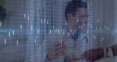 Tıbbi konsültasyonda ebeveynler tarafından sunulan bebeği inceleyen bir doktor. Pediyatrik, sağlık, beslenme, nazik, klinik, çocuk bakımı, tıbbi