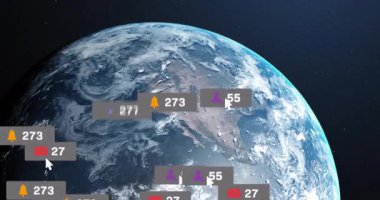 Sahil kenarında beliren mor kullanıcı simgesi, sosyal istatistikleri gösteren dönen dünya üzerinde yüzmeye başlıyor. Coğrafya, veri görselleştirme, dijital arayüz, teknoloji, bağlantı, yenilik, evren