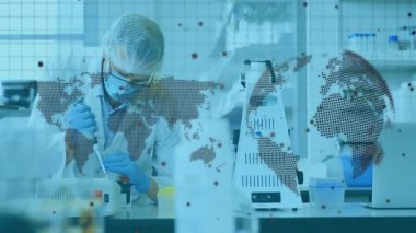 Laboratuvar araştırmacıları mikro pipeti kullanarak tablet girdisi için duraklıyor, dünya haritasını gözden geçiriyorlar. Bilim, yenilik, tıbbi teknoloji, işbirliği, kesinlik, dijital, veri