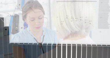 Kadın tıbbi uzmanlar hasta gövdesine steteskop yerleştiriyor ve animasyon veri örtüsü oluşturuyor. Sağlık, teşhis, profesyonellik, teknoloji, tıbbi ekipman, klinik, analiz