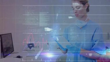 Hemşire maske eldiveni ayarlıyor ve tableti etkinleştiriyor kod ve veri tabloları değerleri yükseltiyor. Tıbbi, teknoloji, dijital, sağlık, analiz, yenilik, veri