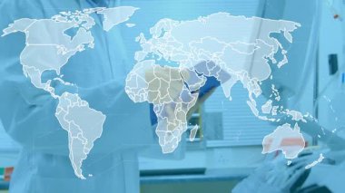 Dijital harita, tableti tıklatan ve laboratuardaki küresel verileri analiz eden kadın araştırmacıları kapladığında. Teknoloji, yenilik, bağlantı, veri, analiz, fütüristik, kesinlik