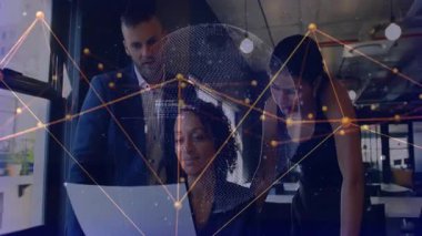 Oturan kadın raporun kenarına kayıyor, takım öne çıkıyor, iş görüşü için şebeke atımına neden oluyor. İşbirliği, takım çalışması, veri, analiz, profesyonel, modern, teknoloji