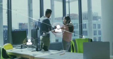 Ofisteki profesyoneller, ekipleri birbirine bağlayan animasyon ağ düğümleri ile projeyi tartışıyorlar. İşbirliği, takım çalışması, yenilik, bağlantı, girişim, dijital, kentsel