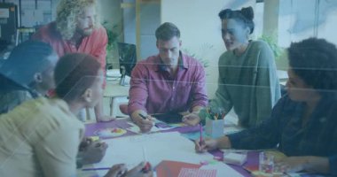 Ofis arkadaşları bir sonraki adımlar için beyin fırtınası başlatıyorlar çizelgeleri işaretleyip yapışkan notlar ekliyorlar. İşbirliği, takım çalışması, planlama, yaratıcı, yenilik, beyin fırtınası, tartışma