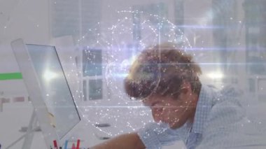 Ofis çalışanı masadaki tapınaklara baskı yapıyor. Aşırı yüklemeden dolayı kafanın üstünde titreşimli bir küre oluşmasına neden oluyor. Dijital, stres, teknoloji, çalışma alanı, yoğunluk, akıl.