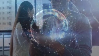 Bir adam dokunmatik ekran kaldırıyor ve iş verilerini araklarken bir yandan da dönen dünya çizgilerini işaret ediyor. Hologram, işbirliği, veri görselleştirme, yenilik, kentsel, geleceksel, teknoloji