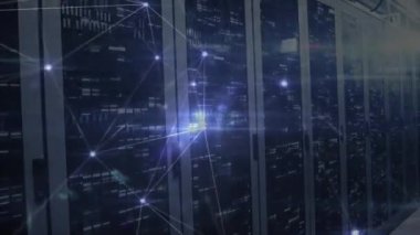 Sunucu dolapları parlak noktalar alır ve ağ oluşturur, veri akışını görselleştirir. Teknoloji, dijital, bağlantı, siber, yenilik, fütürist, veri