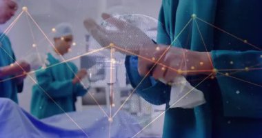 Cerrahlar tepsiye uzanıp eldivenlerini giyerken dünya hologramı ameliyata hazırlanıyor. Tıbbi, yenilik, fütüristik, işbirliği, kesinlik, sağlık, dijital