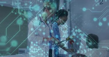 Hastaya çiçek ve su getiren hemşire, hastane odasındaki tableti inceleyen doktor. Sağlık personeli, sağlık, şifa, klinik, sağlık, bakım, hastane ortamı