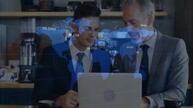 Genç meslektaşım pist taraması yapıyor ve kafe 'deki teknoloji haritasını analiz ediyor. İşbirliği, takım çalışması, veri analizi, yenilik, kentsel, profesyonel, gösterişli