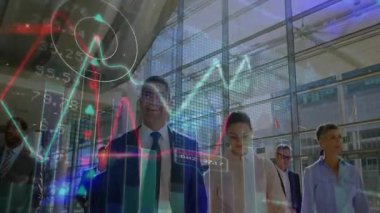 Atriyumda borsa kaplamalarıyla yürüyen ve veri eğilimlerini vurgulayan iş adamları. Şirket, finans, analitik, modern, takım çalışması, başarı, büyüme