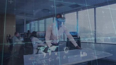 VR kulaklık takan bir işadamı hologram haritası ve 3D küre analiz masasına dokunuyor. Teknoloji, yenilik, işbirliği, veri görselleştirme, dijital, gelecekçi, kurumsal