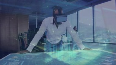 VR kulaklık takan adam, iş arkadaşıyla işbirliği yaparak teknoloji şehir modelini aktifleştiriyor. Gelecekçi, yenilikçi, işbirliği, çalışma istasyonu, dijital, sofistike, kurumsal