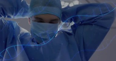 Cerrah kapağı kaldırma ve ışık altında maske ayarlama, DNA sarmalı hazırlama prosedürü. Tıbbi, sağlık, kesinlik, teknoloji, steril, klinik, yenilik