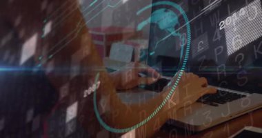 Dizüstü bilgisayarda, verileri analiz eden ve küresel zaman çizelgesini değiştiren profesyonel yazıcı. Teknoloji, veri, analitik, yenilik, dijital, modern, yazılım