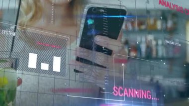 Akıllı telefon ve yeşil içecek taşıyan bir kadın bar raflarını tarıyor ve POS 'a telefon yerleştiriyor. Futuristik, teknoloji, tüketici, dijital, modern, içecek, analiz