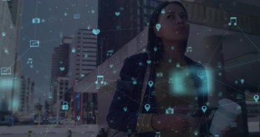 Kadın elinde kahve ve telefonla şehir sokağında yürüyor, yukarı bakıyor ve teknoloji ikonu kaplamasını başlatıyor. Kentsel, teknoloji, ağ, iletişim, modern, kale, üretkenlik