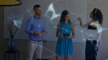 İş ekibi beyaz tahtada işbirliği yapıyor, ağ şekilleri örtüyor, dünya planlama için dönüyor. İşbirliği, yenilik, teknoloji, takım çalışması, strateji, dijital, profesyonel