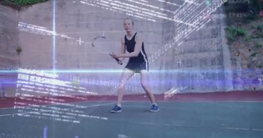 Tenis oyuncusu, analiz için veri grafikleri çizerken duvardan zıplayan topa ters vuruş yapıyor. Atletik, performans, eğitim, dijital, yenilik, spor, fitness