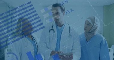 Tıbbi uzmanlar çizelgeleri inceleyip tableti tıkırdatırken aynı zamanda animasyon hasta ölçümleri gösteriyorlar. Sağlık, takım çalışması, veri analizi, hastane, klinik, dijital teknoloji, profesyonellik