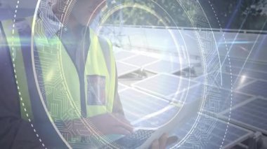 Güneş teknisyenleri dizüstü bilgisayarda yazarak çıktıları kontrol ediyor, hareketli grafiklerle panel denetimine geçiyor. Yenilenebilir, sürdürülebilir, yenilik, mühendislik, teknoloji, enerji, çevre dostu