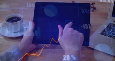 Kadınsı eller tableti hafifçe oklara vurur, kaydırır, kaydırır ve veri analizi için çimdikler. Teknoloji, veri, analitik, iş, arayüz, dijital, profesyonel