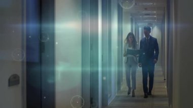 İş arkadaşları, veri incelemesi için dijital ağ grafiklerini etkinleştiren harita çevirme koridorunda yürüyorlar. Şirket, takım çalışması, yenilik, analitik, modern, profesyonel, işbirliği