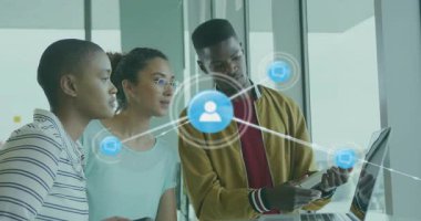 Dizüstü bilgisayarın teknik ağ kaplamasını gösteren adam sunum için düğümleri takip eden takım olarak kayboluyor. İşbirliği, ağ oluşturma, yenilik, dijital arayüz, modernlik, takım çalışması, teknoloji