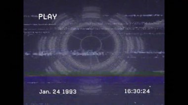 PLAY simgesi çemberin üzerinde beliriyor, zaman damgası her saniye sayılıyor ve bantlar VHS etkisi için kayıyor. Vintage, digital, glitch, retro, technology, interference, static