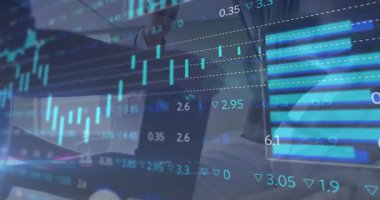 Tıbbi ekip tableti tıklayarak saydam tabloları inceliyor şamdanları çubuklara, dairelere dönüştürüyor. Analizler, işbirliği, dijital, sağlık, yenilik, profesyonel, teknoloji