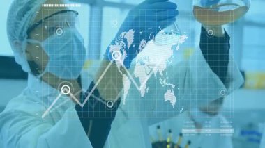 Matarayı ve petri kabını kaldırıyorum. Laboratuvar araştırmacısı dünya haritasını örtüyor. Analiz için veri grafiğini takip ediyor. Bilim, yenilik, analitik, teknoloji, araştırma, veri, görselleştirme