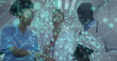 Tıbbi ekip hasta çizelgesini incelerken tableti holografik olarak takip ediyor. Sağlık, işbirliği, dijital tıp, klinik, profesyonellik, yenilik, takım çalışması