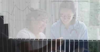 Hemşire ilaç şişesini tutuyor ve masadaki hastaya dozajı açıklıyor. Tıbbi danışmanlık, bakım, sağlık eğitimi, kıdemli bakım, sağlık, mesleki destek, sağlık hizmetleri