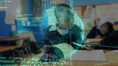 Kız ders kitabını açıyor ve sınıf arkadaşına soru soruyor, dijital küre rehber öğrenme ile örtüşüyor. Eğitim, işbirliği, sınıf, öğrenme, öğrenci, çocukluk, öğrenim