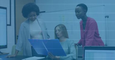 Oturan kadın mavi klasörü açıyor ve meslektaşları sayfalar boyunca finans çizelgelerini canlandırıyor ve analiz ediyor. İşbirliği, takım çalışması, analiz, veri, profesyonel, sunum, strateji