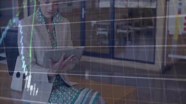 İş analisti tableti tıklatıyor ve piyasa dalgalanmalarını takip eden finansal tabloları ortaya çıkarıyor. Profesyonel, analitik, modern, kurumsal, dijital, veri, işyeri