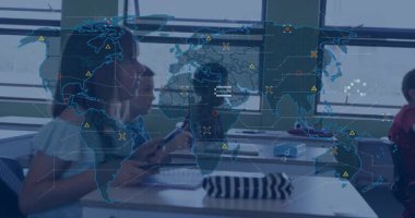 İlköğretim öğrencisi sınıfta veri ağı darbeleriyle haritayı ortaya çıkarmak için art arda el kaldırıyor. Eğitim, teknoloji, yenilik, öğrenme, dijital, bağlantı, okul