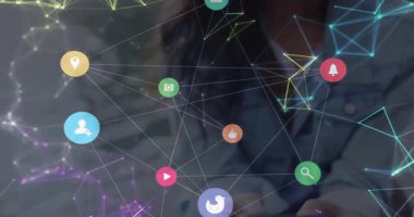 Akıllı telefonu dinleyen ve dijital ağı gösterirken yüzen sosyal medya simgelerini etkinleştiren bir kadın. Teknoloji, bağlantı, yenilik, iletişim, mobil, dijital, yaşam tarzı