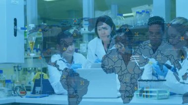 Araştırma ekibi laboratuvarda toplanıyor, dünya haritası küresel verileri vurgulayan veri simgeleriyle örtüşüyor. Bilim, işbirliği, yenilik, veri, analiz, teknoloji, deney